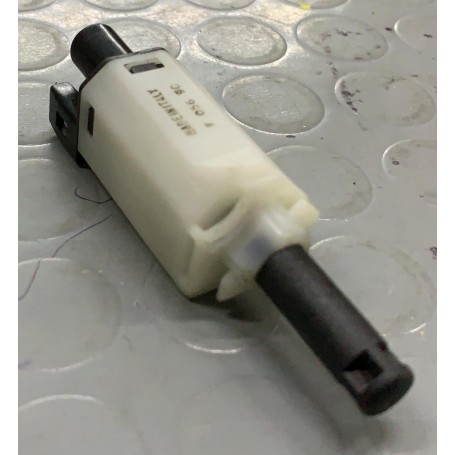 INTERRUTTORE LUCE FRENO VW POLO - GOLF II - PASSAT VARIANT INTERMOTOR 51656 POS.ORIGINALE