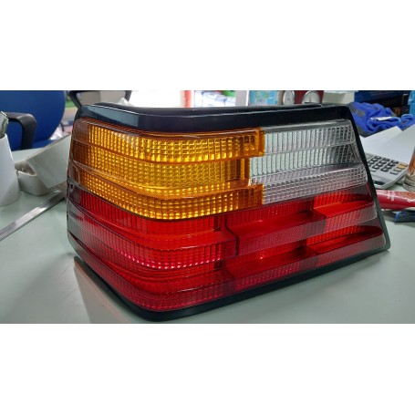 PLASTICA FANALE POSTERIORE SINISTRO MERCEDES W124 SCAFF.FARI PIAN.35