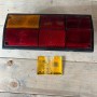 (A) FANALE POSTERIORE SINISTRO VOLKSWAGEN Transporter T25 / T3, Caravelle, Bus CON ALCUNI FERMI ROTTI