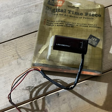 (A) OROLOGIO DIGITALE UNIVERSALE AUTO D'EPOCA ANNI 70 - 80 (D7)